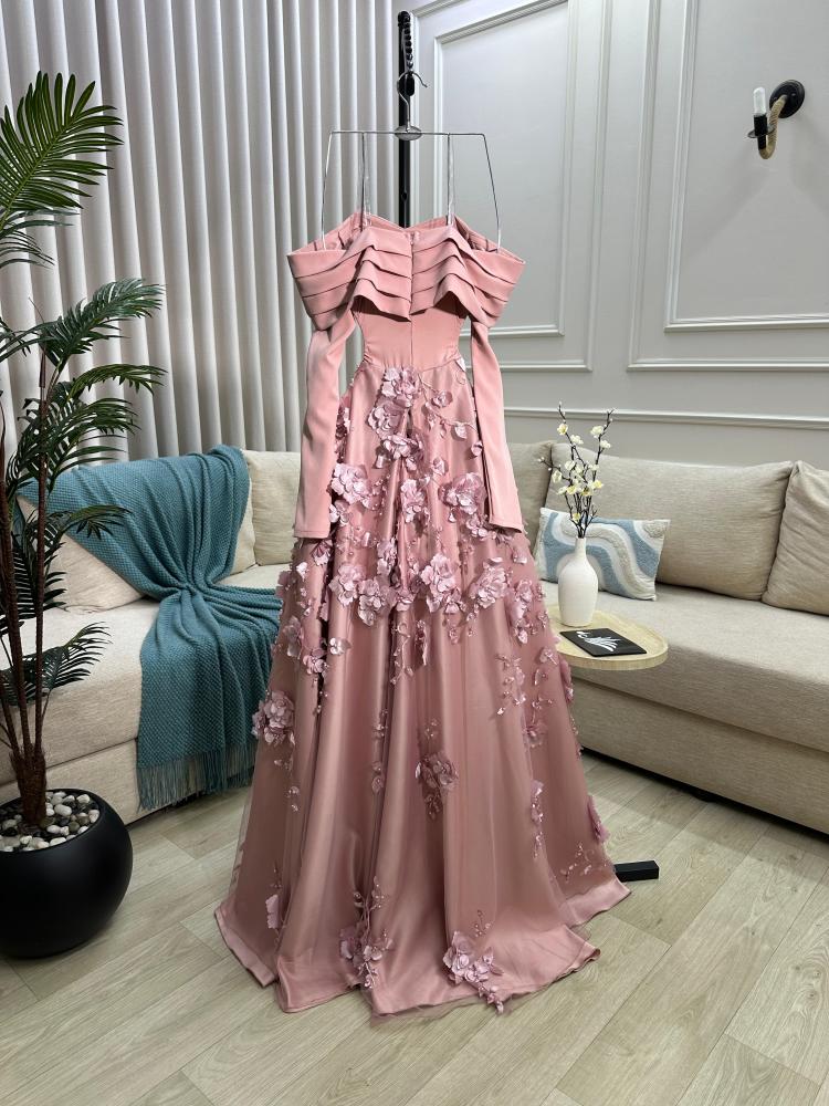 Long-sleeved dress with exposed shoulders available for immediate delivery Jeddah-Makkah, you will receive it within two hours, and Riyadh-Al Taif-Al Madinah and other areas will receive it within 24 hours only.