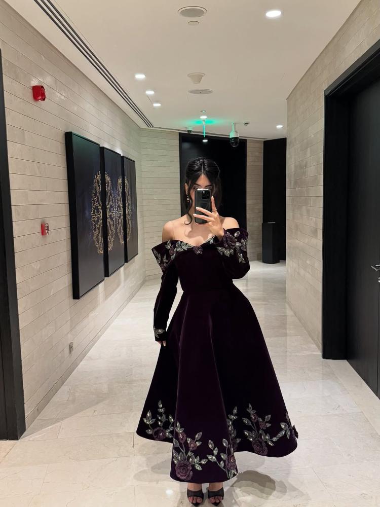 Velvet dress in dark purple color with rose embroidery available for immediate delivery. Jeddah-Makkah: you will receive it within two hours. Riyadh-Taif-Medina and other areas: you will receive it within 24 hours only.