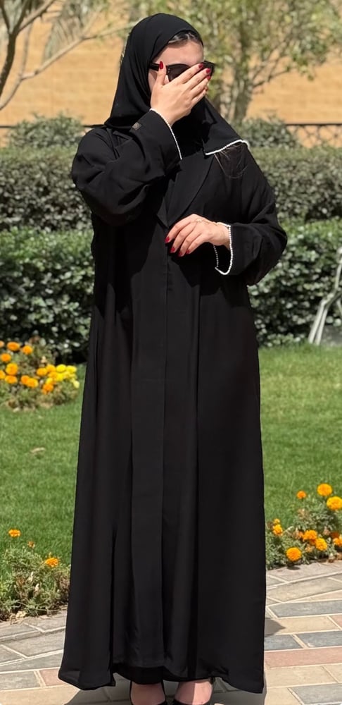 عباية كريب ملكي مزينه باللؤلؤ ..