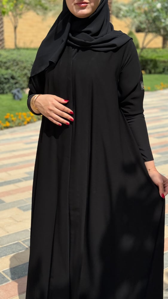 عباية أنيقة من قماش الكريب الملكي.