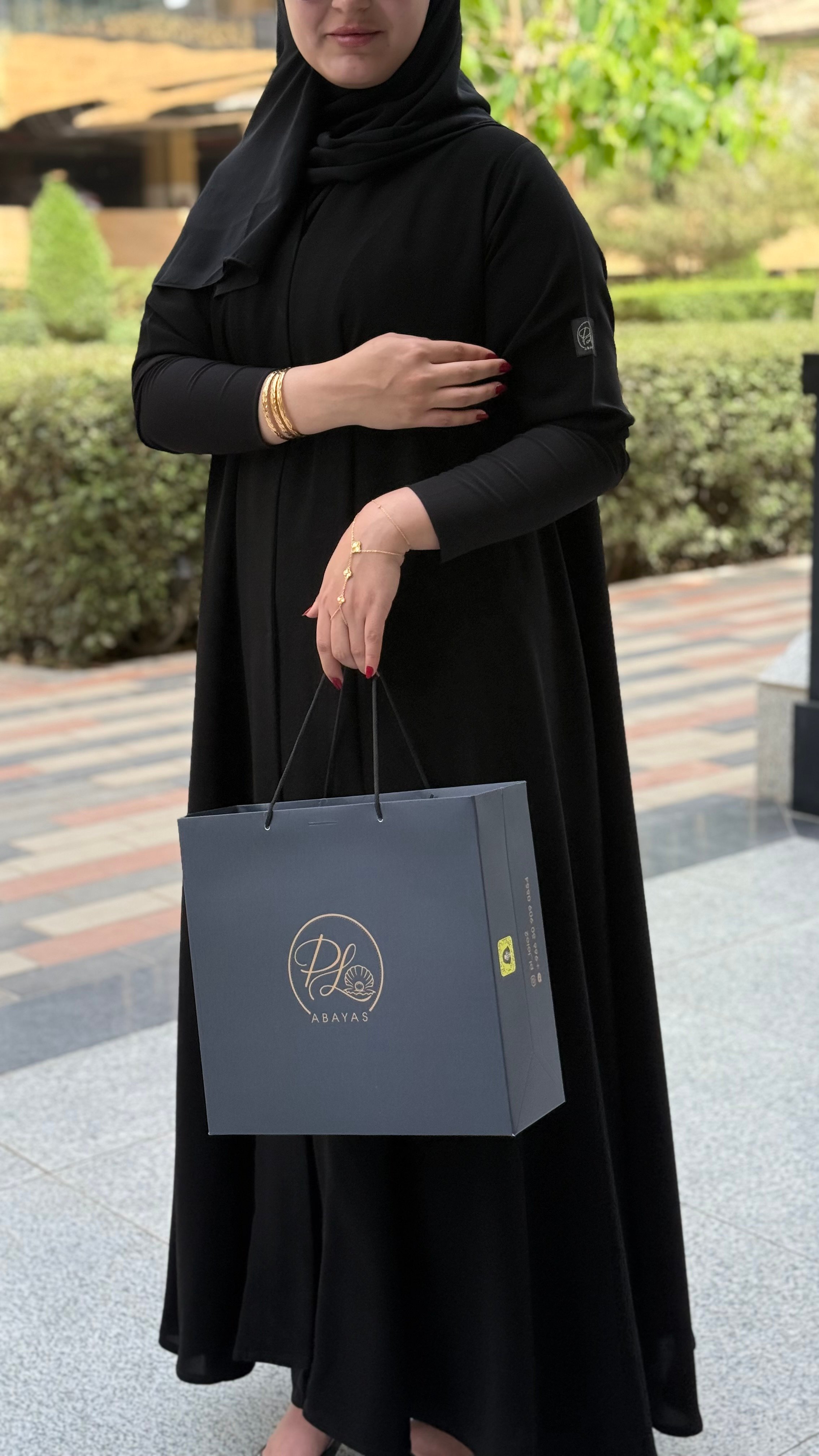 عباية أنيقة من قماش الكريب الملكي.