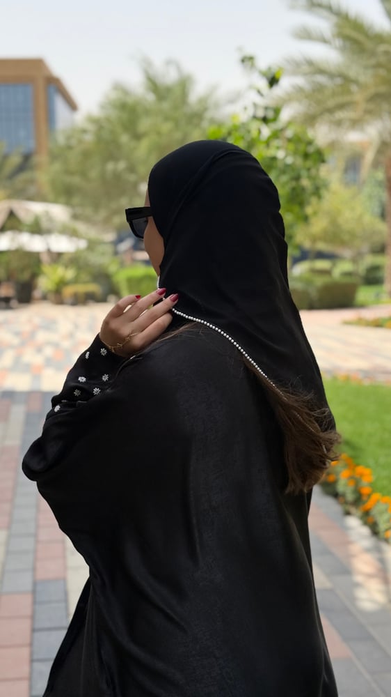 عباية حرير بأكمام مزينة باللؤلؤ اليدوي.