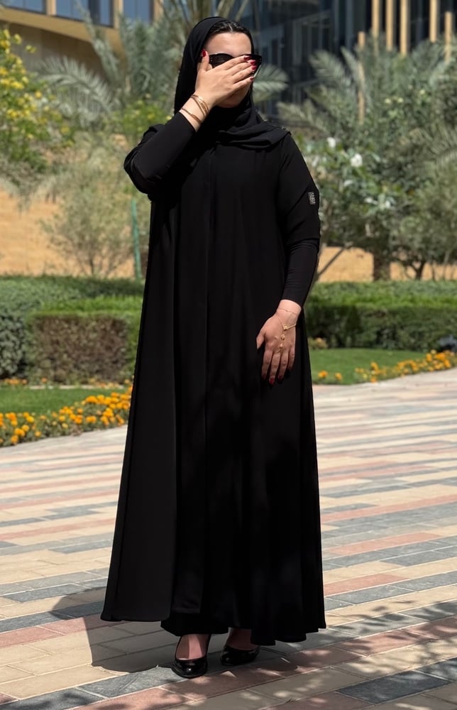 عباية أنيقة من قماش الكريب الملكي.
