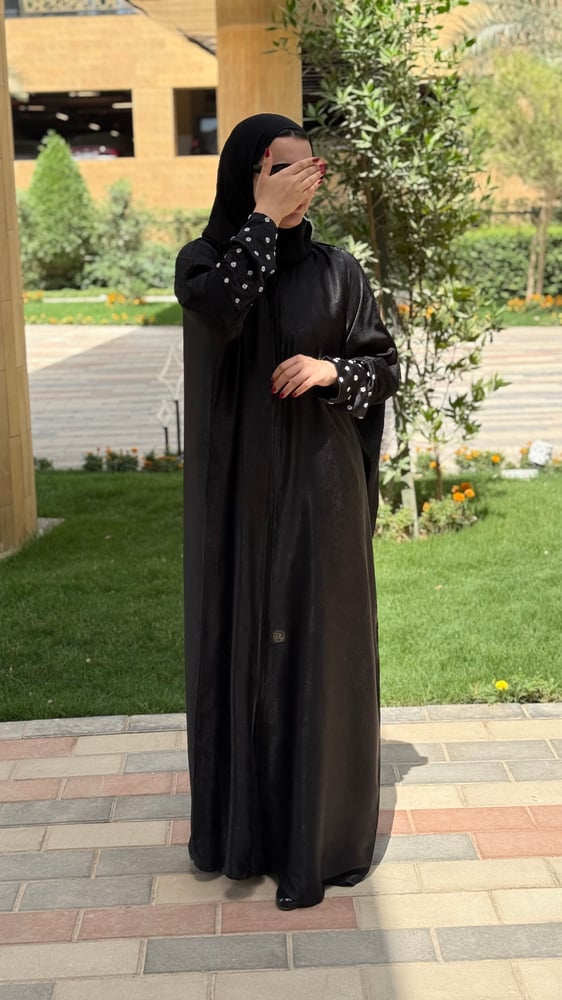 عباية حرير بأكمام مزينة باللؤلؤ اليدوي.