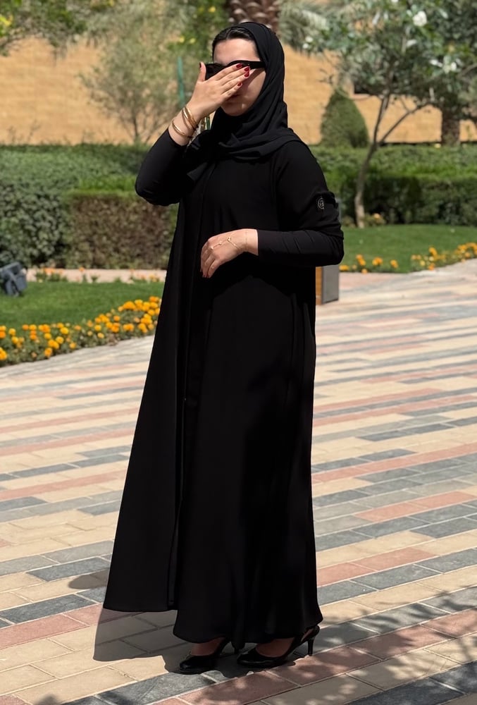 عباية أنيقة من قماش الكريب الملكي.