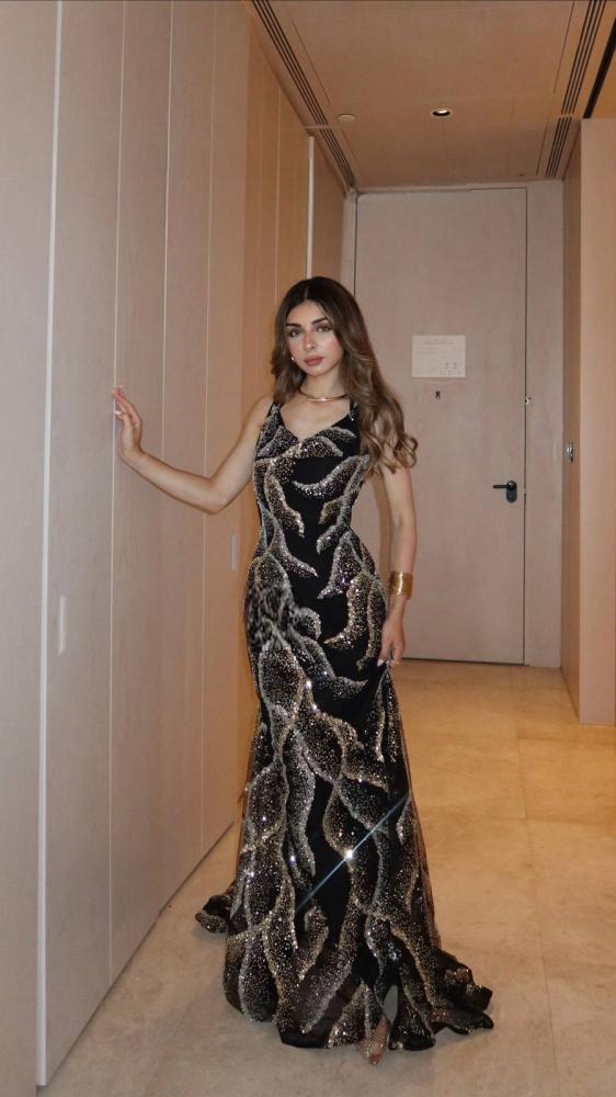 فستان سهرة أسود بحمالات مفتوح طويل