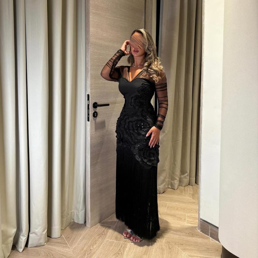 فستان سهرة أسود بهدب