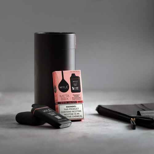 سحبة مايلي فراولة كولادا 5000 موش MYLE META BOX Strawberry Colada