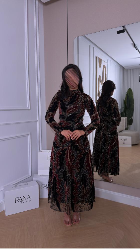 فستان سهرة أسود بتطريز ذهبي