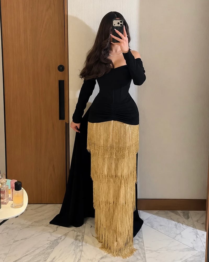 فستان شهد أسود طويل بأكتاف مكشوفة وهدب ذهبي فاخر من بوتيك ميرا