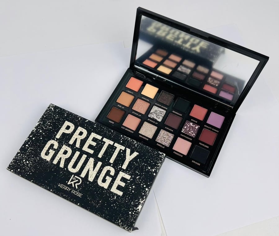 لوحة ظلال عيون (Eyeshadow Palette) من ماركة  Kerry Rose،