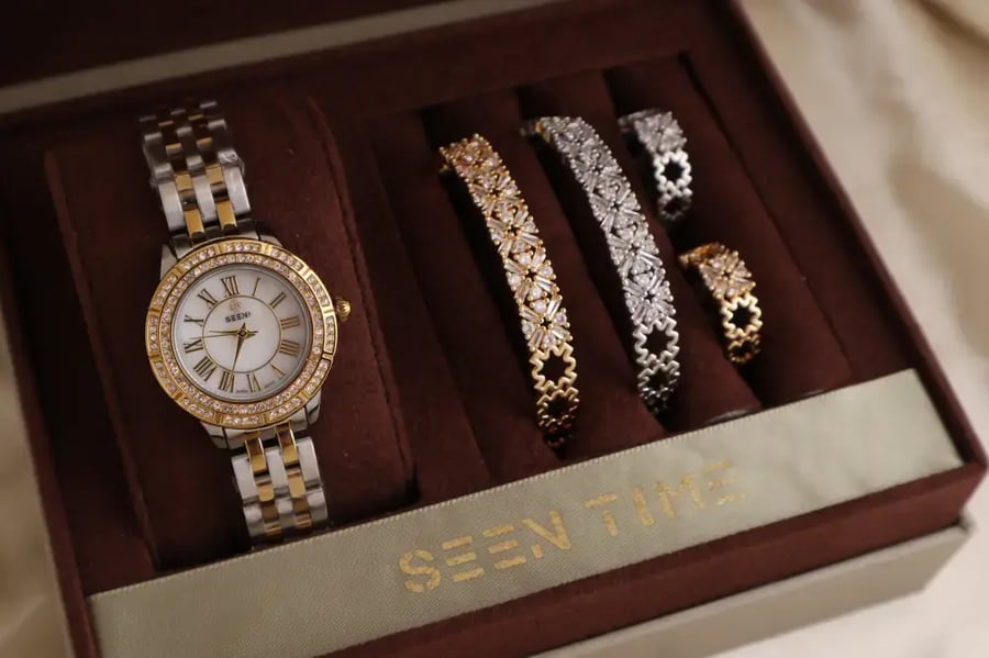 طقم ساعة نسائية SEEN TIME دائرية بميناء أبيض ولونين