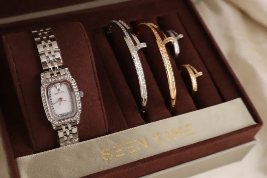 طقم ساعة نسائية SEEN TIME مرصعة فضي بميناء أبيض