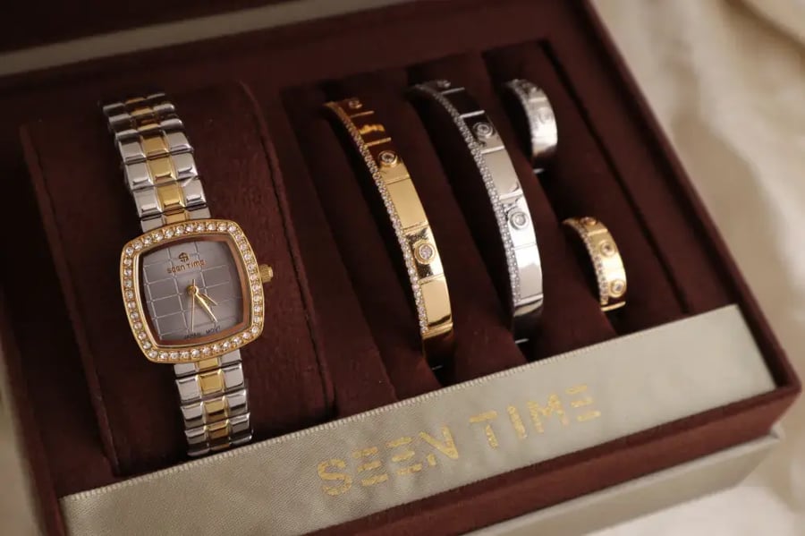 طقم ساعة نسائية SEEN TIME مربع لونين بميناء رمادي