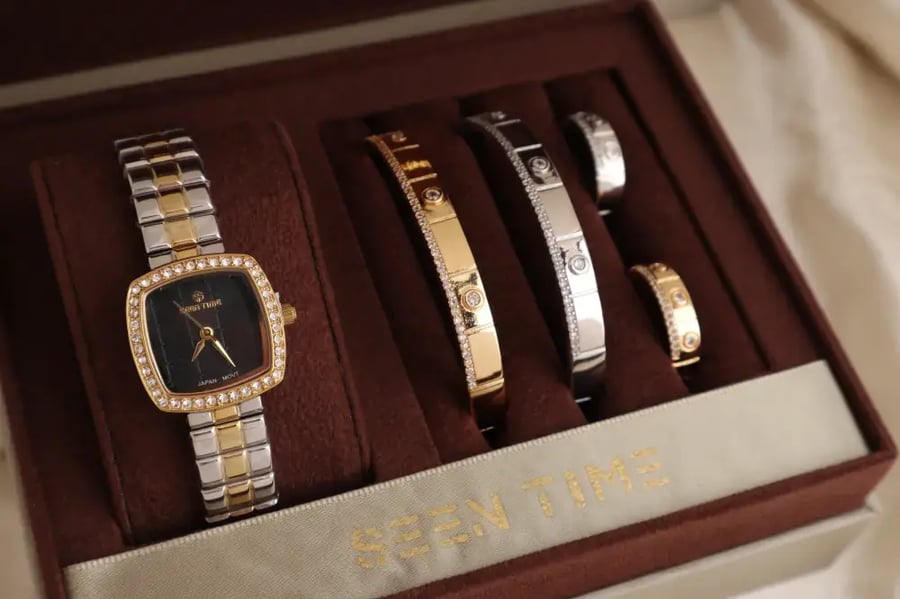 طقم ساعة نسائية SEEN TIME مربع ذهبي فضي بميناء أسود