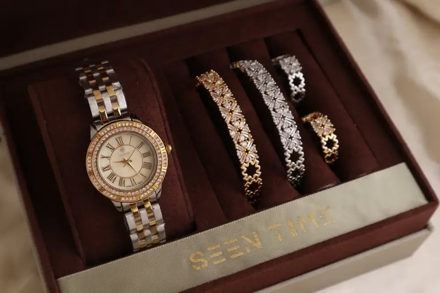 طقم ساعة نسائية SEEN TIME دائرية ذهبية بميناء ذهبي