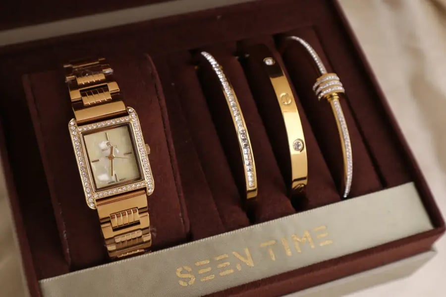 طقم ساعة نسائية SEEN TIME مستطيلة ذهبية بميناء ذهبي