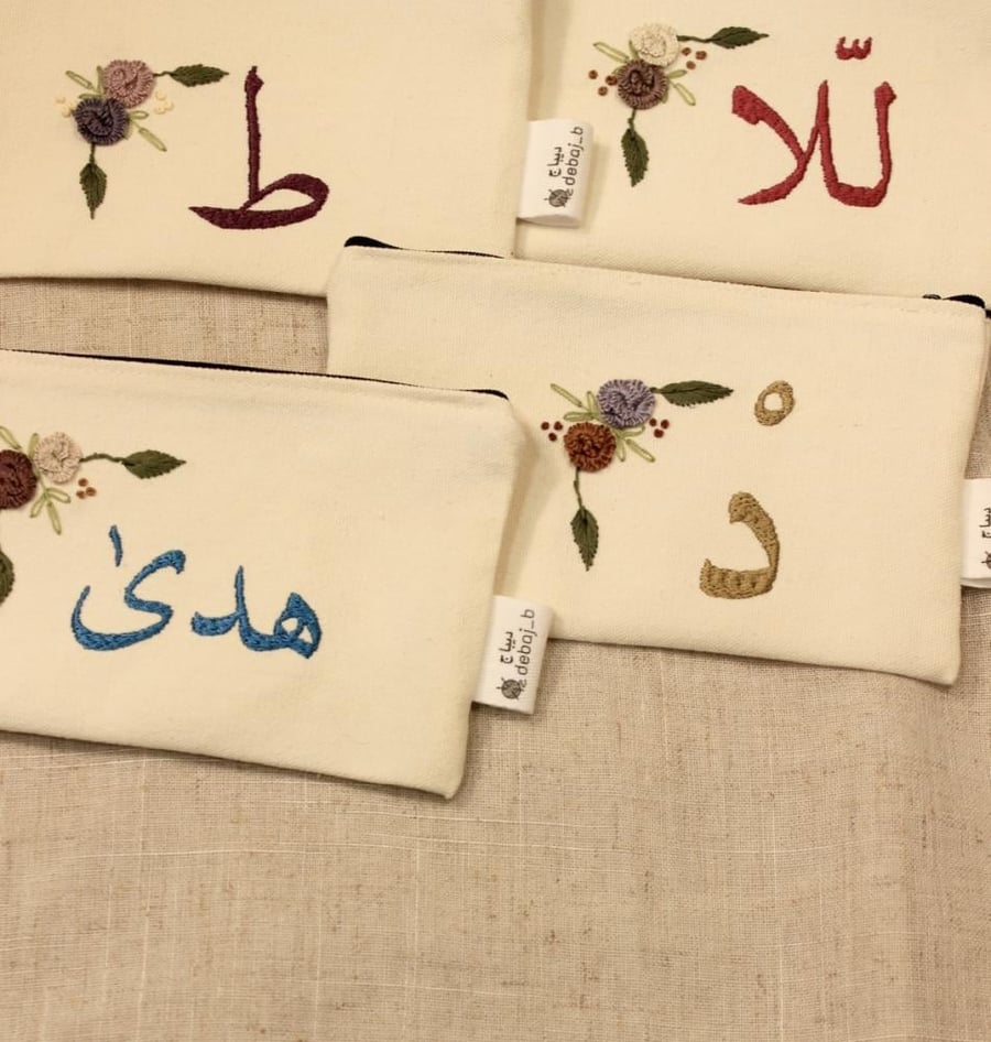 حقيبة صغيرة-مطرزة بأسم