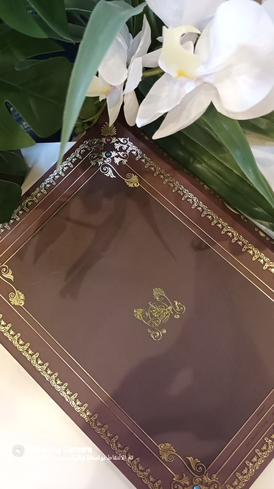 صندوق تخزين بشكل غلاف كتاب القصص