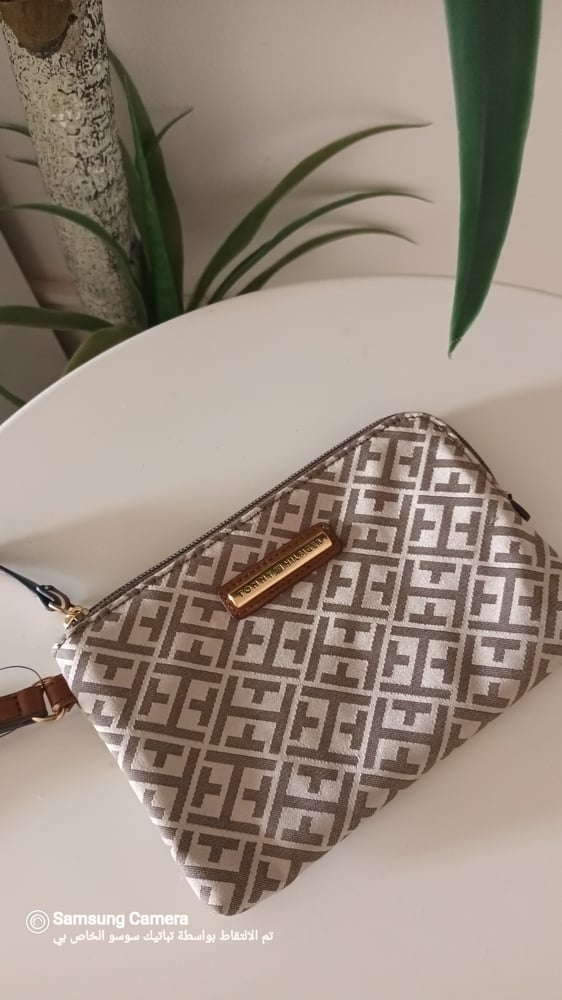شنطة باوتش تومي هيلفجر