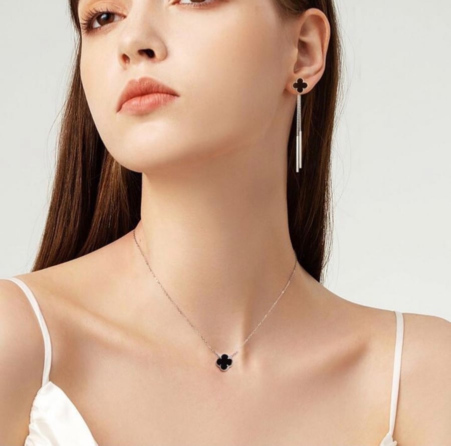 Van Cleef elegant pendant
