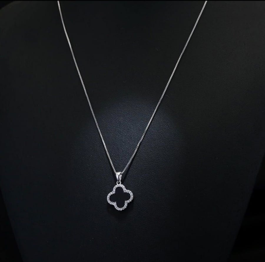 Van Cleef elegant pendant