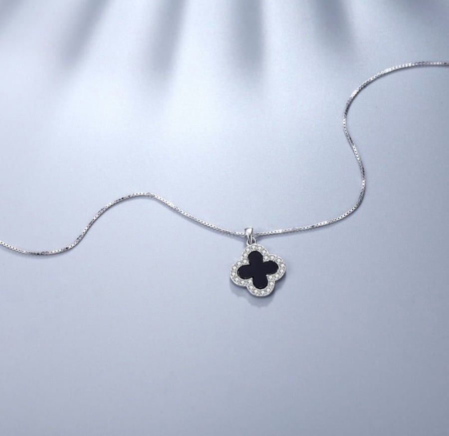 Van Cleef elegant pendant