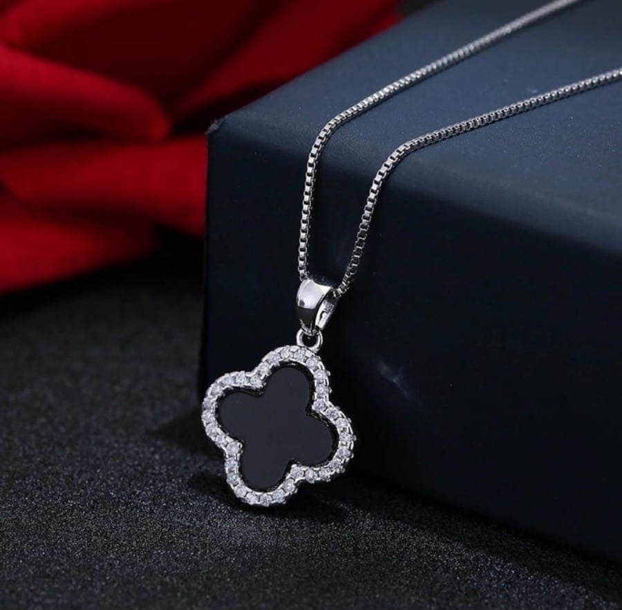 Van Cleef elegant pendant