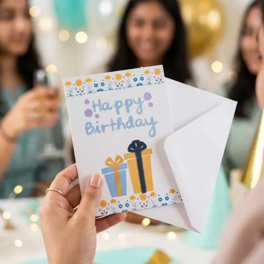 بطاقة تهنئة عيد ميلاد مع مظروف، تصميم هدايا وزهور نص Happy Birthday, تصميم ملون, مظروف مرفق, زخارف زهرية, مناسبة للجميع