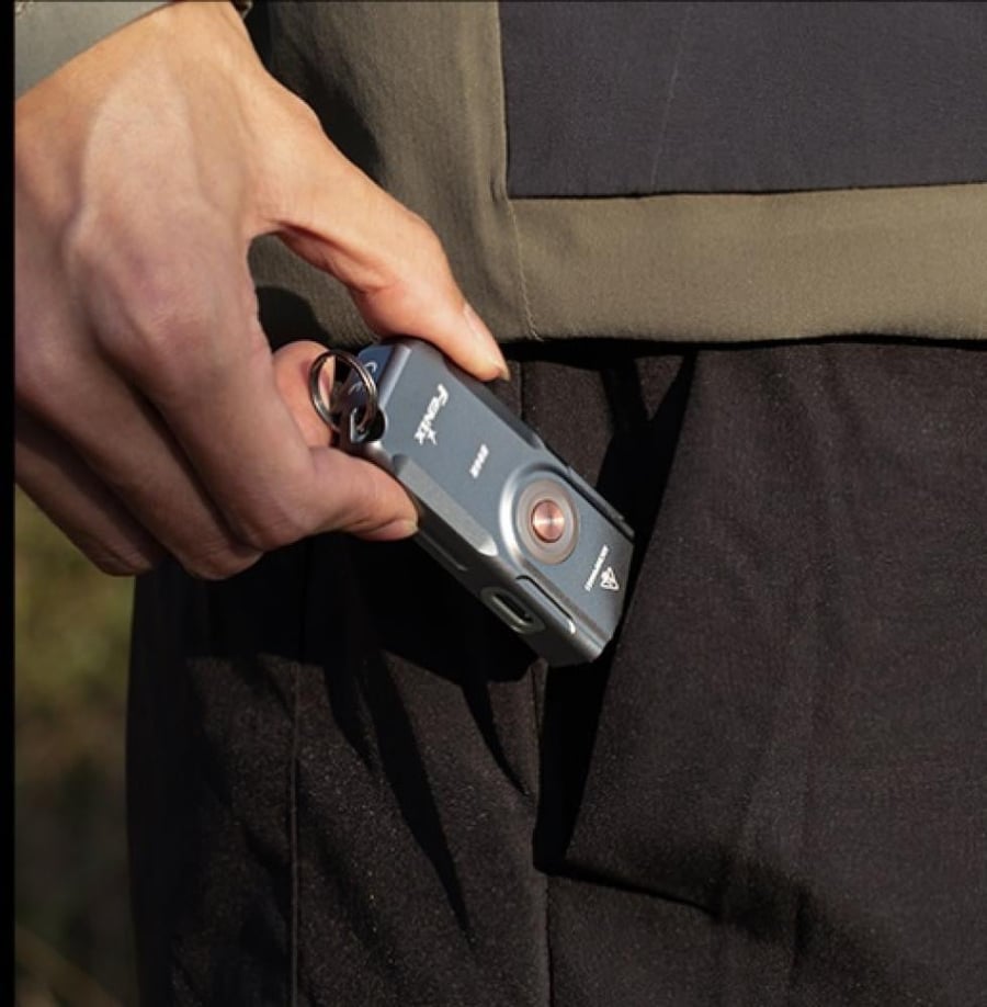 كشاف قلم فينكس Fenix E06R - "الأنيق النحيف" متعدد المهام 450 لومن، هيكل معدني طولي، وشحن USB مخفي - فزعتك في جيبك