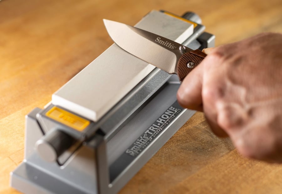 Brochure "Smith’s Adaha" with wooden handle – "American precision and steel durability" 420 stainless steel blade with satin finish, natural wooden handle, and custom design for daily use