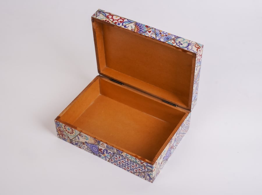 A box for storing oud - in camel color, please enter