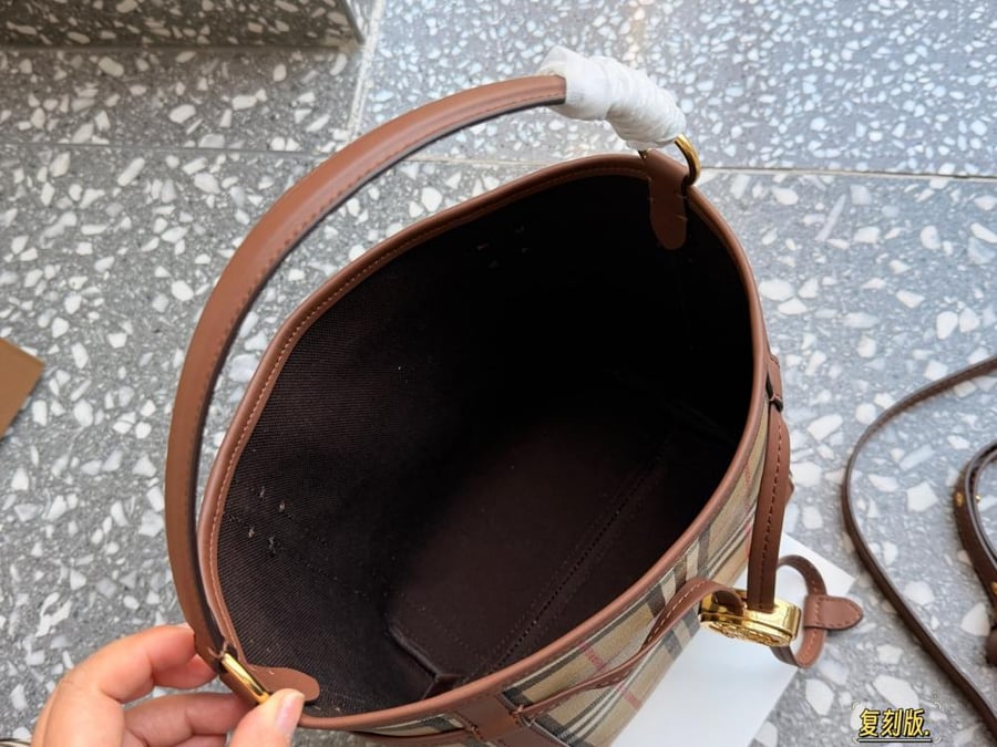 حقيبة بربري دلو بنقشة المربعات الكلاسيكي
