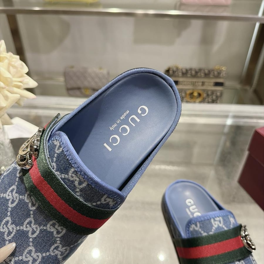صندل غوتشي GG الأزرق بإبزيم فضي فاخر للجنسين