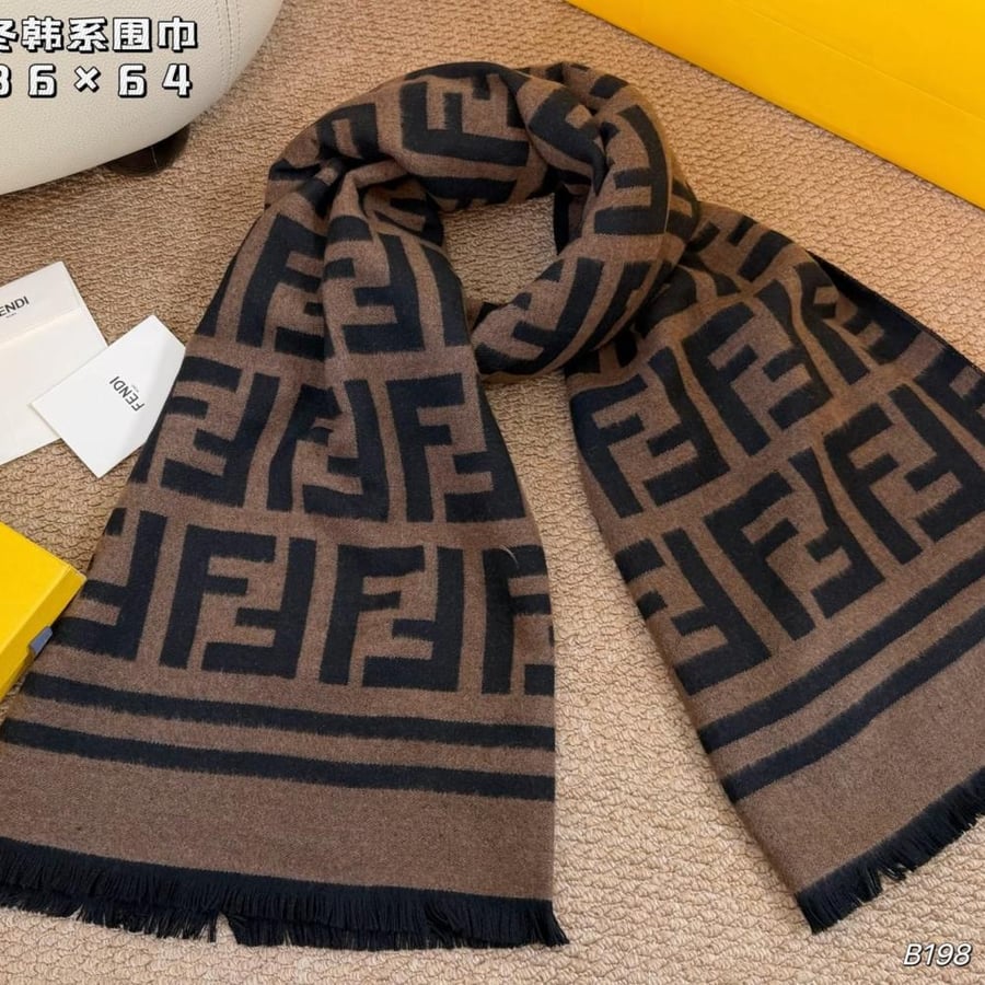 شال فندي FENDI الشتوي الفاخر – ناعم ودافئ ومناسب للجنسين