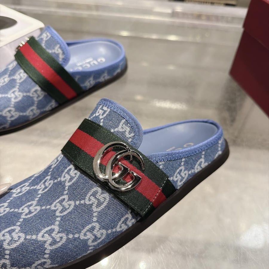 صندل غوتشي GG الأزرق بإبزيم فضي فاخر للجنسين