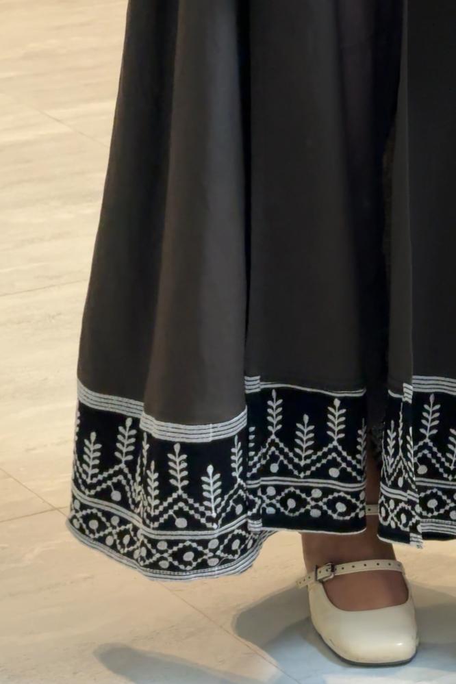 عباءة لون بني بتطريز (أبيض) - Brown Abaya