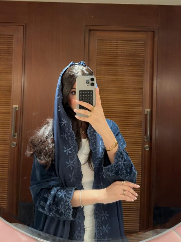 عباية مخمل مع تتطريز يدوي
