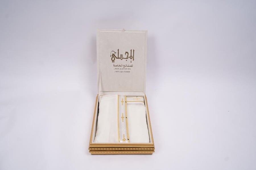 بشت أبيض دقة ملكي - شبكة بيضاء بمعينات ذهبية
