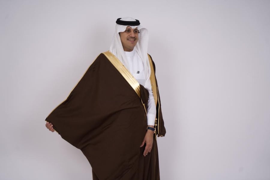 بشت بني غامق غاط ملكي - نقشة ذهبية عريضة