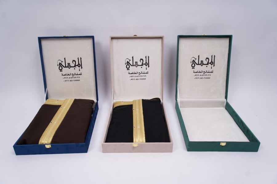 باقة بشوت الديوان نخب أول - بني وأسود وسكري - نقشة ذهبية بسيطة