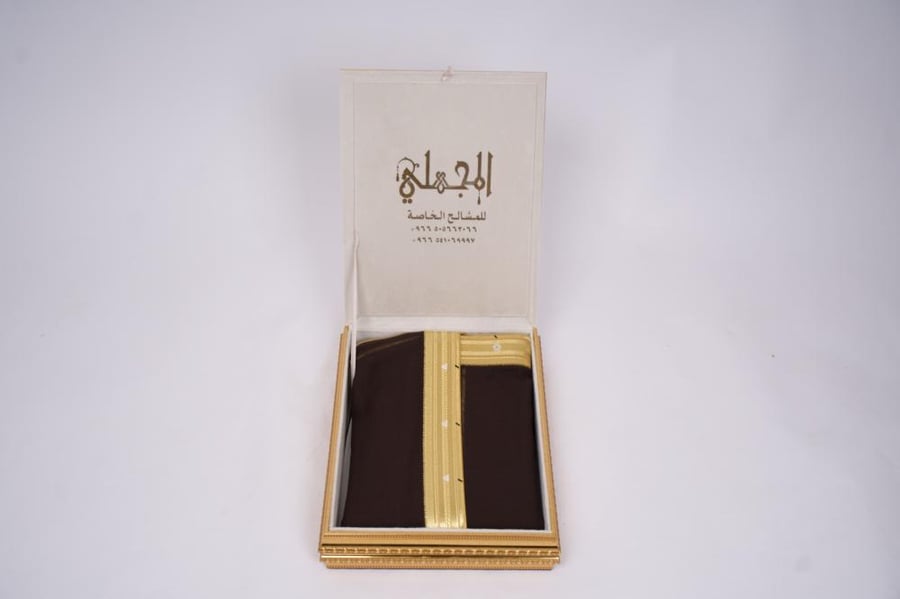 بشت بني غامق غاط ملكي - نقشة ذهبية عريضة