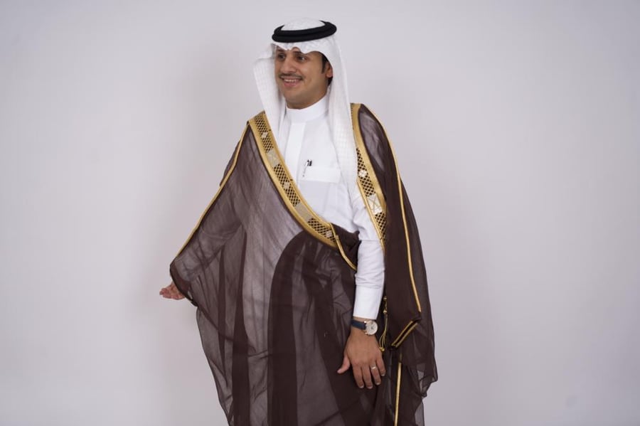 باقة بشوت الديوان نخب أول - بني غامق شفاف - شبكة ذهبية بمعينات بيضاء