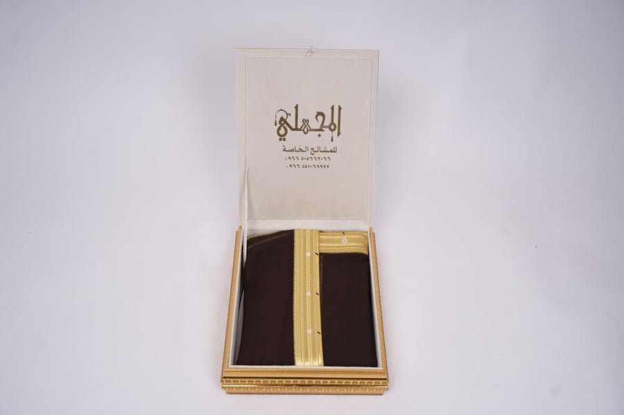 بشت بني غامق غاط ملكي - نقشة ذهبية عريضة
