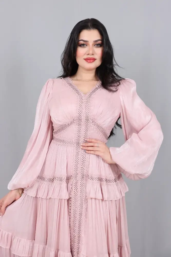 فستان ماكسي وردي فاخر بتفاصيل كريستال وكشكش ناعم