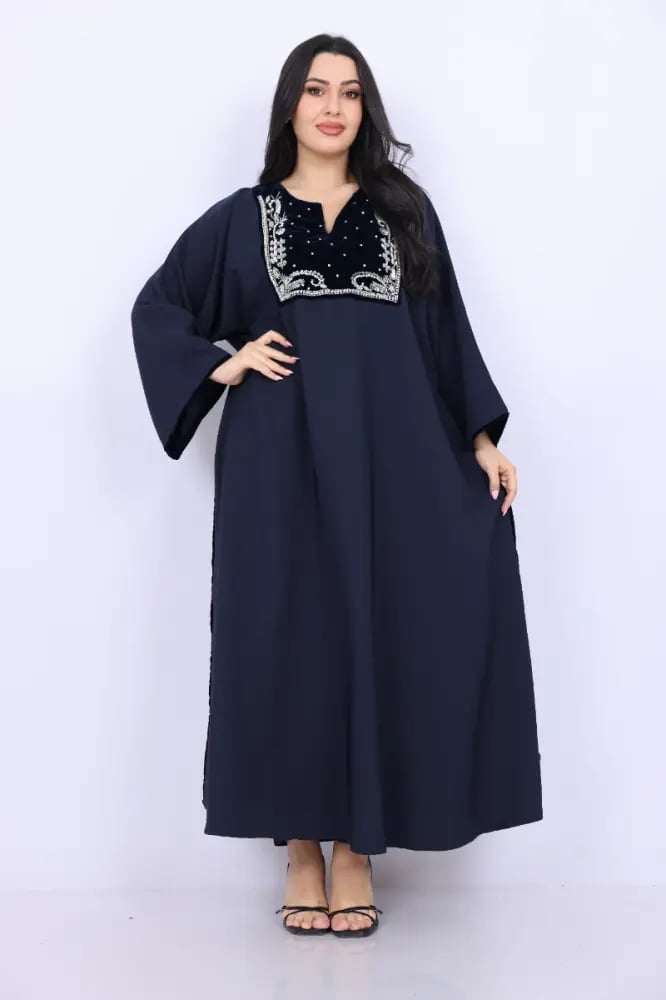 جلابية كريب كحلي بياقة مخمل مطرزة بالخرز واللؤلؤ الفاخر