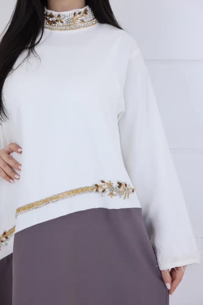 فستان تفتة سادة لونين ياقة دائرية مزينة بشك يدوي فضي ذهبي وفي الوسط من الامام - بني فاتح