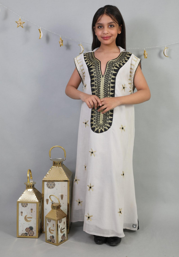 Girls' summer dress with cape sleeves and decorated collar