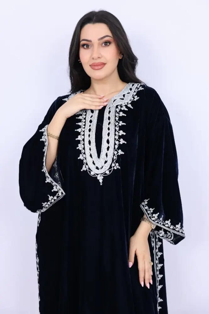 جلابية مخمل كحلي ملكي بتطريز قصب ذهبي فاخر