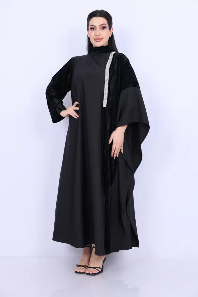 جلابية كريب أسود بكم جناح ومخمل مطرّز باللؤلؤ